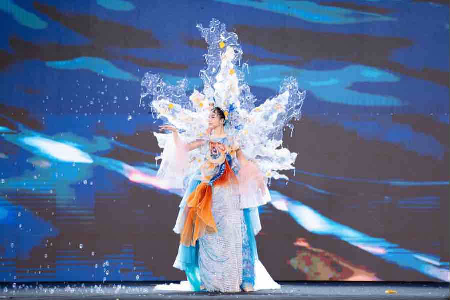 The costume "My Nhan Ngu" by author Nguyen Tan Luong was performed by Nguyen Vinh Ha Phuong - SBD 208.