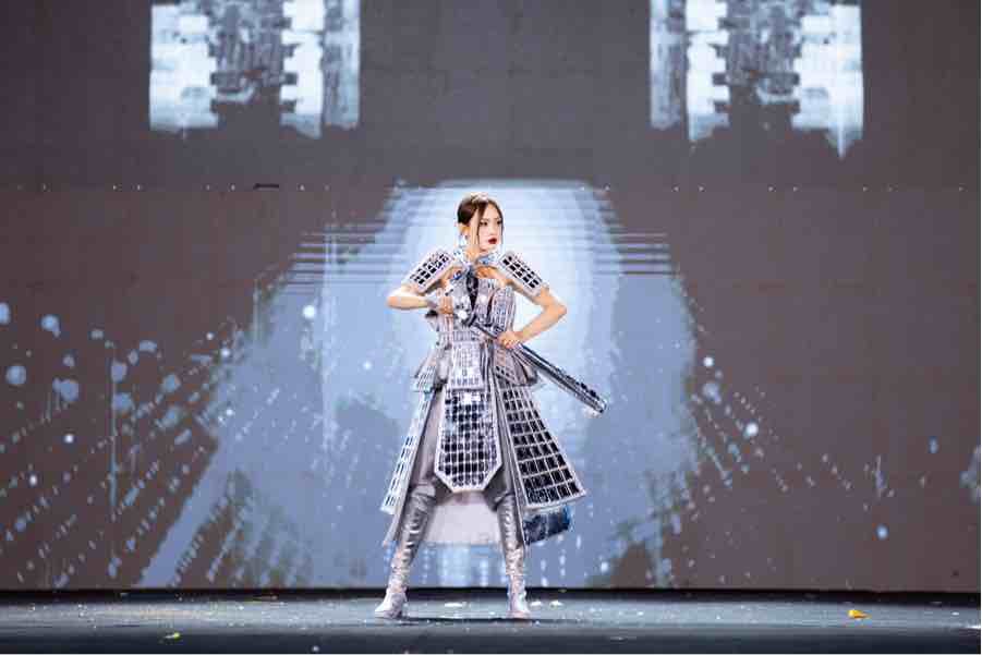 Designer Nguyen Minh Cong's team made a mark with interesting stage effects in performances.