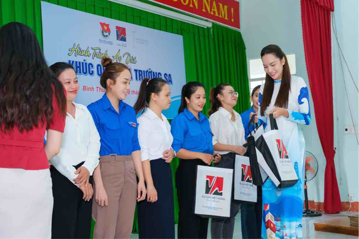 Hoa hậu Lê Hoàng Phương trao quà cho các cán bộ. Ảnh: NVCC