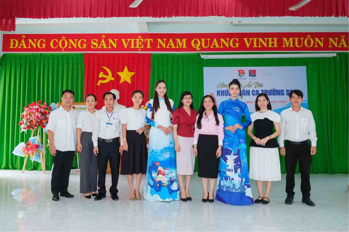 Hoa hậu Lê Hoàng Phương làm điều ý nghĩa tại Bình Thuận. Ảnh: NVCC