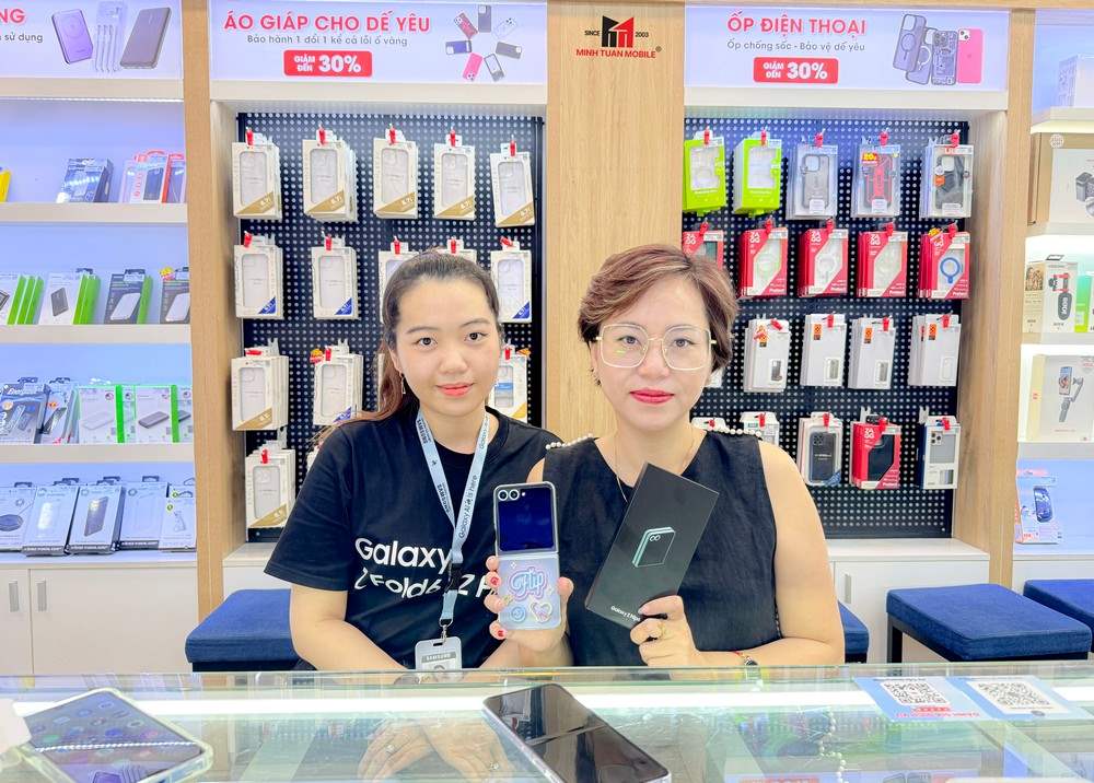Minh Tuấn Mobile chính thức mở bán - giao máy Galaxy Z Fold6 và Galaxy Z Flip6 đến tay người dùng đặt trước. Ảnh: K.Duy