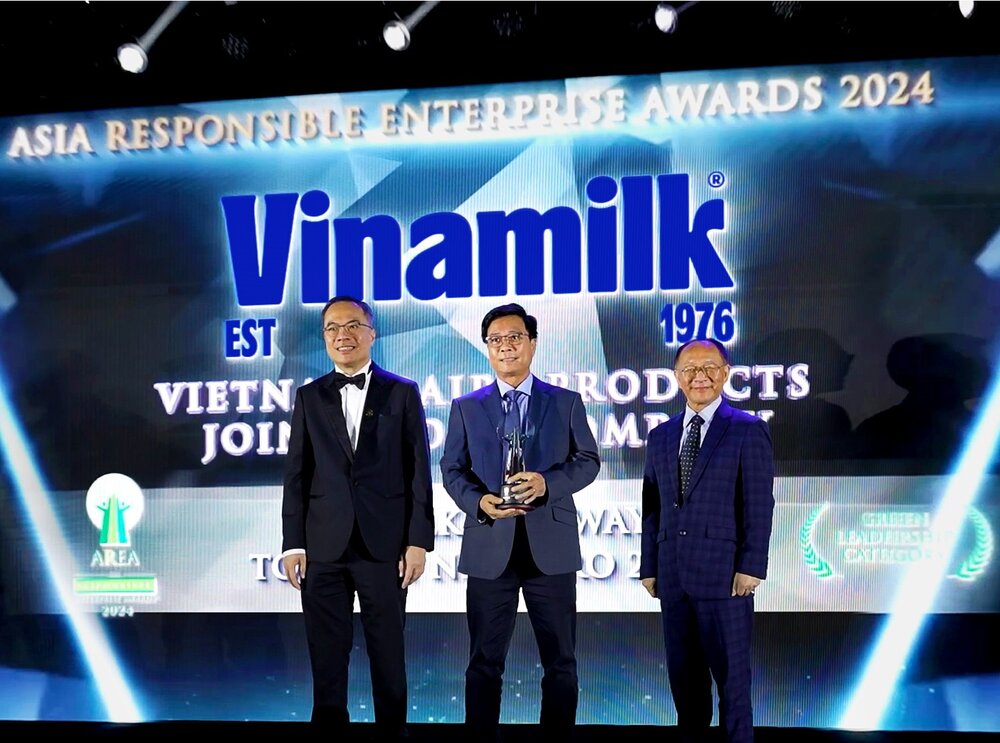 Vinamilk representative received the award in the "Green Leadership" category - Asian Responsible Enterprise (AREA) 2024. Photo: Vinamilk