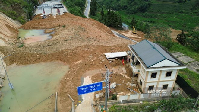 흙과 돌이 여전히 사파 BOT 요금소 주변에 널려 있습니다. 사진: Dinh Dai