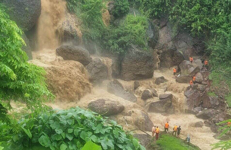 Lực lượng công an, quân đội lật từng ngách đá, hủm thác tìm bé gái 12 tuổi bị lũ cuồn trôi. Ảnh: ĐVCC