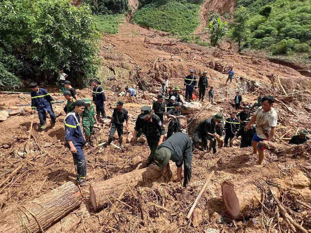 Lực lượng cứu hộ vẫn bới từng vụn gỗ, lật từng lớp bùn đất để tìm thi thể nạn nhân sau mưa lũ. Ảnh: Văn Thành Chương