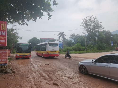 Đường xuống cấp khiến trên 1.400 học sinh đến trường bất an. Ảnh: Minh Hạnh