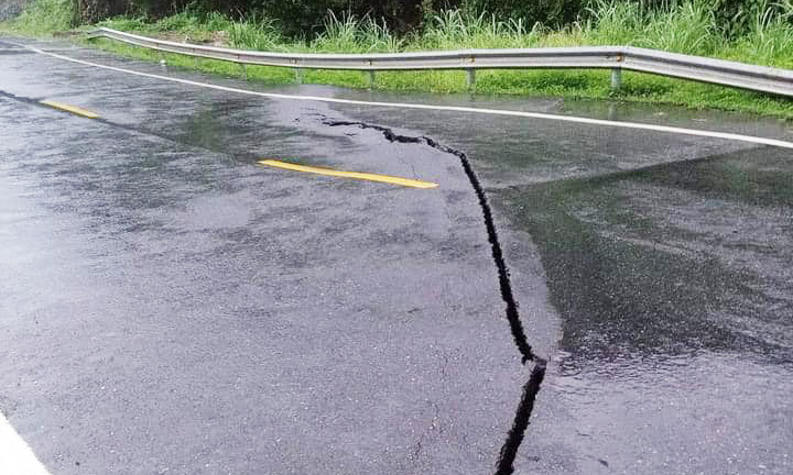 Cracks across the road surface on BOT Thai Nguyen - Cho Moi route.