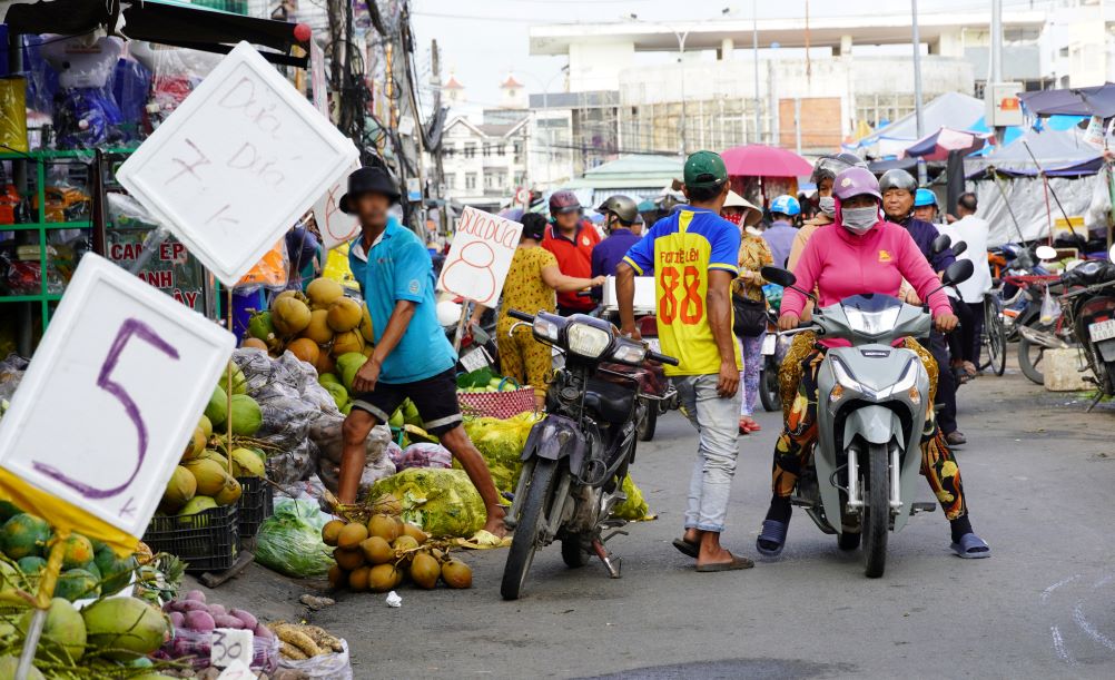 Theo ghi nhận của Lao Động, vào khoảng 9h ngày 30.7, trên đường Đồng Khởi (phường 4, TP Sóc Trăng) nhiều tiểu thương, người bán hàng rong tràn xuống lòng đường để bày hàng hóa.