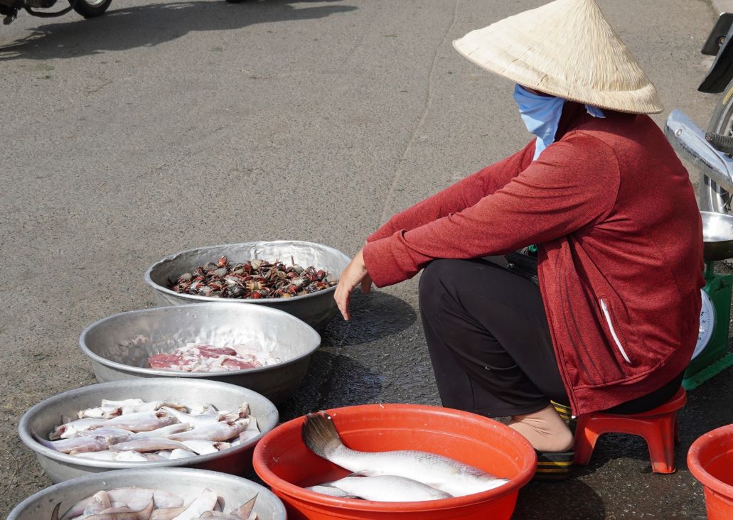 “Nhiều người mang hàng hóa xuống lòng đường, còn mình bị khuất bên trong khách không ghé mua nên buộc phải dọn theo xuống lòng đường ngồi bán. Khi nào thấy người của Ban Quản lý chợ, đội trật tự đô thị kiểm tra thì dọn vào“, một người bán cá trên đường Đồng Khởi nói.