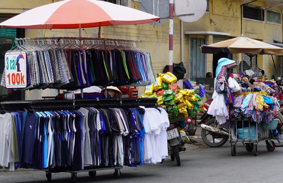 “Cái khó hiện nay đa phần những trường hợp lấn chiếm lòng đường tại khu vực thuộc phường 4, TP Sóc Trăng là những người từ các phường lân cận đến. Khi lực lượng chức năng ra quân họ đẩy xe sang phường khác chờ kiểm tra xong họ chở lại buôn bán“, ông Dũng cho biết thêm.