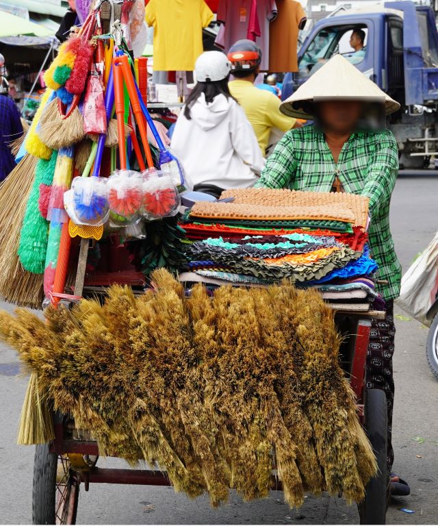 “Những chiếc xe chở đầy hàng hóa ngang nhiên đậu giữa đường. Ngoài ra còn các xe tải xuống hàng hoá đậu quá lâu nên gây ùn tắc giao thông, xe 4 chỗ của những nhà gần chợ cũng tìm chỗ trống đậu để đỡ tiền gửi xe. Giờ cao điểm muốn di chuyển qua đoạn đường chưa đầy 1km phải mất thời gian gần 15 phút“, một hộ sinh sống tại đường Đồng Khởi cho biết.