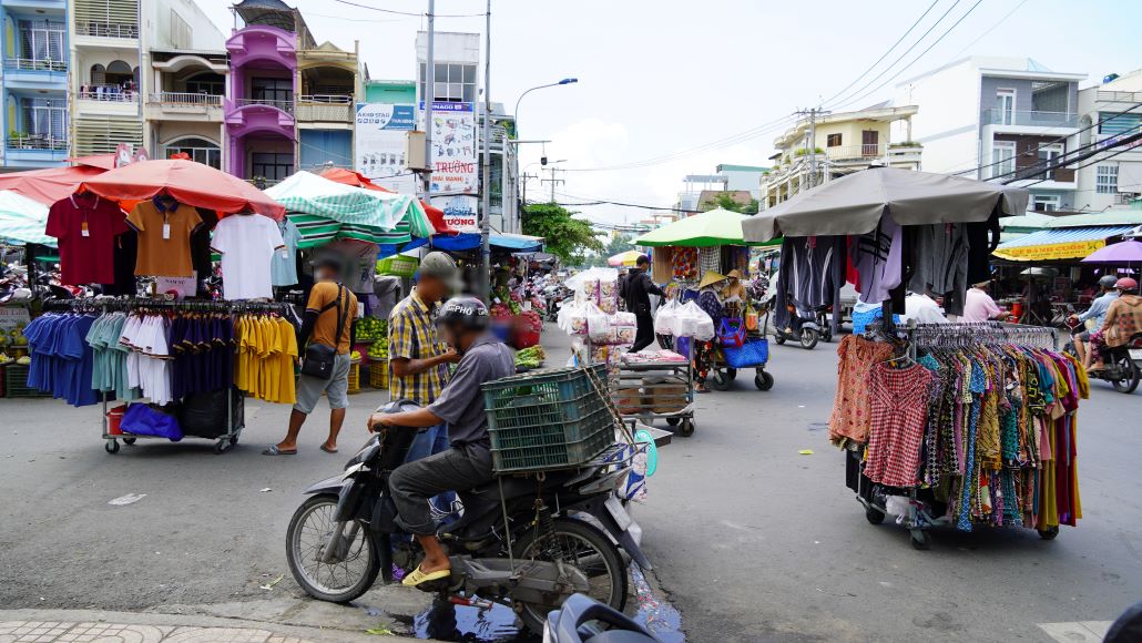 Để đối phó lực lượng chức năng, nhiều người sử dụng xe đẩy, xe tự chế để buôn bán và dễ di chuyển. Tại các tuyến đường 3 tháng 2, Nguyễn Huệ, Đồng Khởi có đến hàng chục xe tự chế vừa làm mất vẻ mỹ quan vừa gây ùn ứ giao thông.