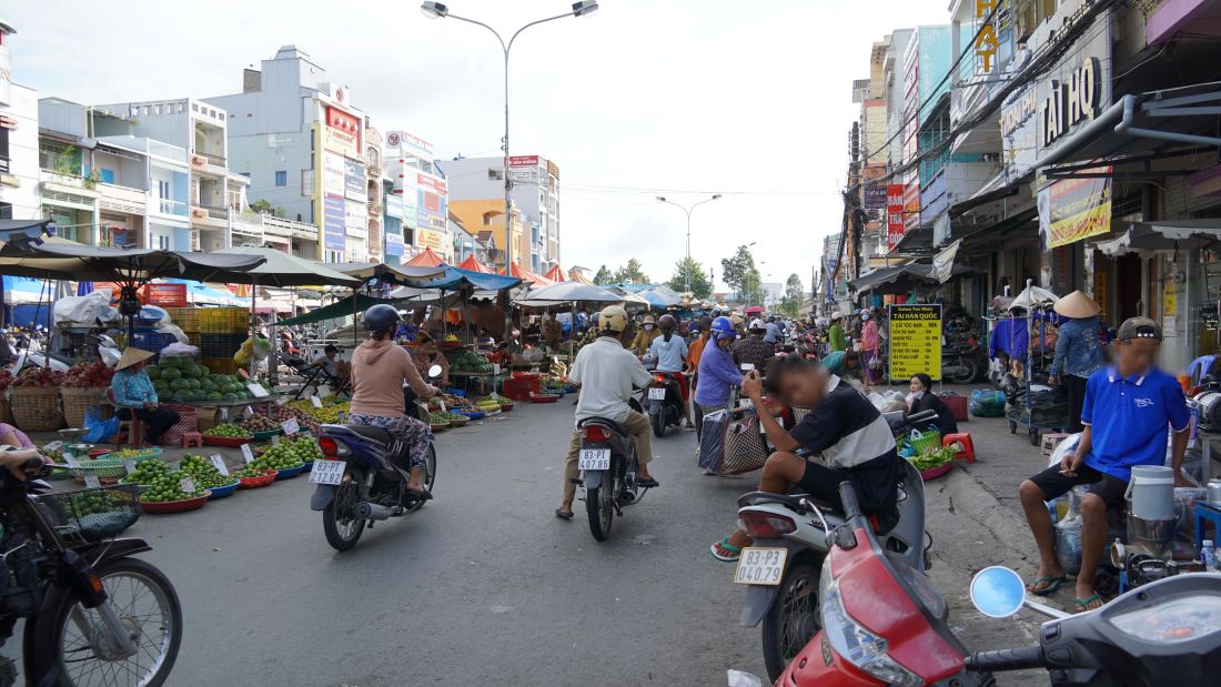 Một hộ kinh doanh trên đường Đồng Khởi cho biết, việc lấn chiếm lòng đường, vỉa hè tại khu vực này diễn ra thường xuyên, nhất là từ sáng sớm đến khoảng 2 giờ chiều, sau đó từ 4 giờ chiều đến khoảng 6 giờ tối khiến cho xe cộ qua đây rất khó khăn, dẫn đến ùn tắc. “Đường chật kín, nhiều người ngán ngại vào đây mua nên những tiểu thương buôn bán tại nhà như chúng tôi trở nên ế ẩm“, ông Thanh (tên đã thay đổi) nói.