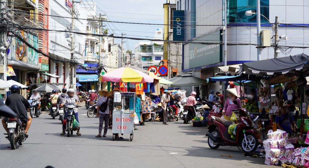 Ông Lê Hùng Dũng - Chủ tịch UBND phường 4, TP Sóc Trăng cho biết, đã chỉ đạo tổ trật tự đô thị phường thường xuyên ra quân (3 lần/ngày) kiểm tra, sắp xếp trật tự mua bán của các tiểu thương khu vực chợ rau tuyến đường Đồng Khởi, kiên quyết xử phạt vi phạm hành chính, áp dụng đình chỉ mua bán đối với các tiểu thương thường xuyên vi phạm. Phường cũng đã lắp đặt 2 camera giám sát tại khu vực chợ để kịp thời phát hiện các trường hợp vi phạm. Từ đầu năm đến nay đã phạt 7 trường hợp.