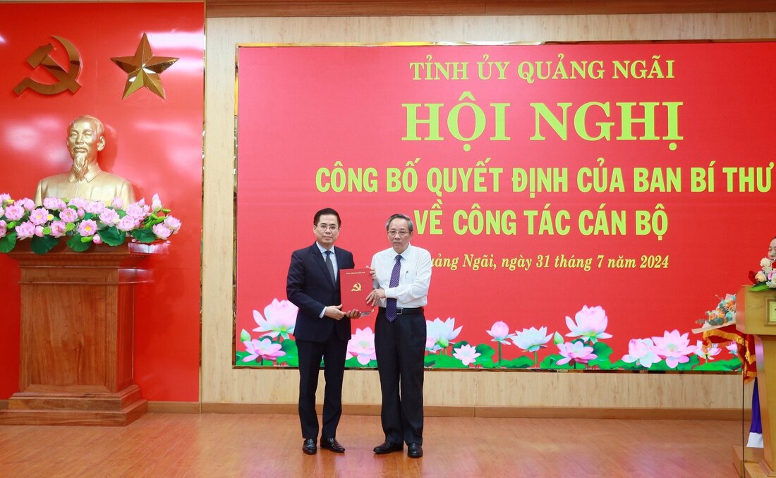 Ông Hoàng Đăng Quang (bên phải) - Phó Ban Tổ chức Trung ương  trao quyết định của Ban Bí thư cho ông Nguyễn Hoàng Giang. Ảnh: Viên Nguyễn