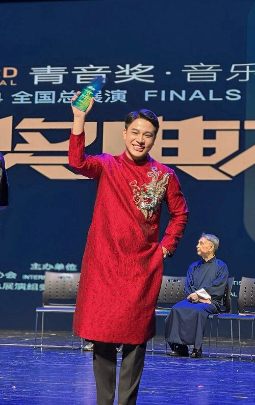 Singer Tran Tung Anh was honored to win the Special Prize of the contest. Photo: NVCC