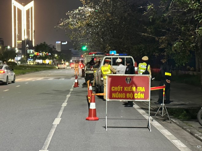 Cảnh sát giao thông phải lập chốt ở đoạn không che khuất tầm nhìn. Ảnh minh họa: Phúc Đạt