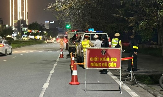 Cảnh sát giao thông phải lập chốt ở đoạn không che khuất tầm nhìn. Ảnh minh họa: Phúc Đạt