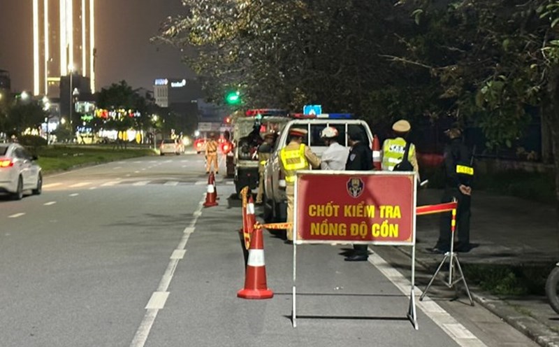 Cảnh sát giao thông phải lập chốt ở đoạn không che khuất tầm nhìn. Ảnh minh họa: Phúc Đạt