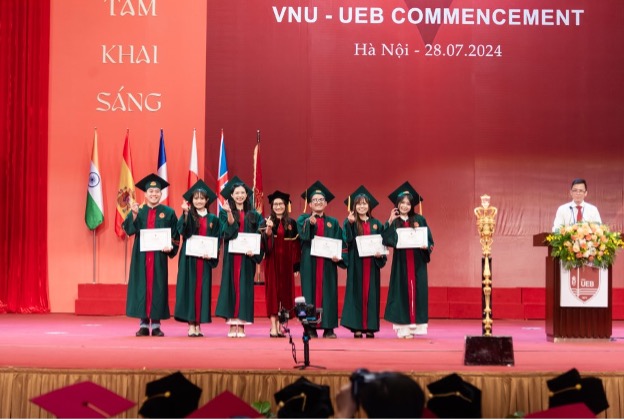 The School Board of Directors awarded the Certificate of Merit from the Director of VNU to students who achieved excellent results in the course and graduated as valedictorian of each major. Photo: UEB