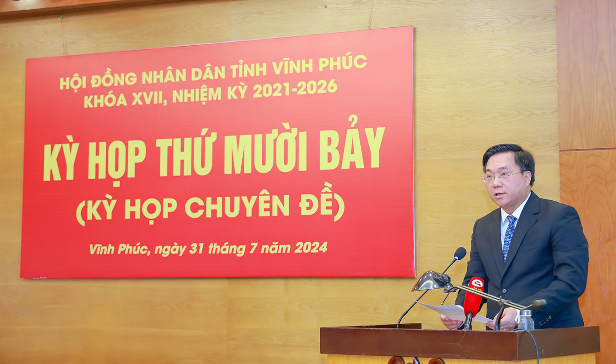 Immediately after being elected as Chairman of the Provincial People's Committee for the 2021-2026 term, Mr. Tran Duy Dong spoke and appeared at the meeting. Photo: Tra Huong