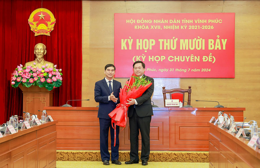 Secretary of Vinh Phuc Provincial Party Committee Duong Van An gave flowers to congratulate Mr. Tran Duy Dong. Photo: Tra Huong