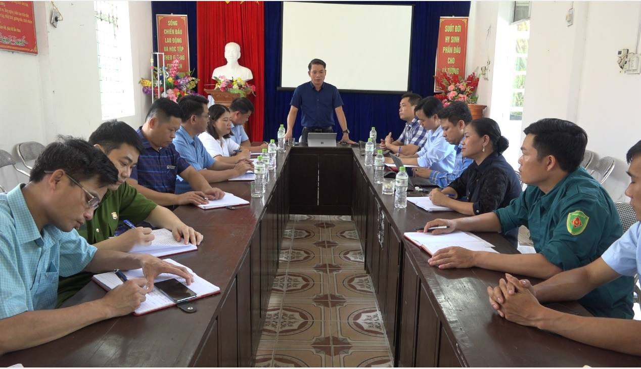 Scene of the disciplinary meeting for a commune secretary who violated ethics and lifestyle. Photo: Bao Yen district electronic information portal  