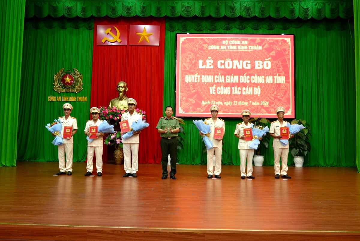 Professional department heads and district police chiefs of Binh Thuan Provincial Police were rotated. Photo: Binh Thuan Police