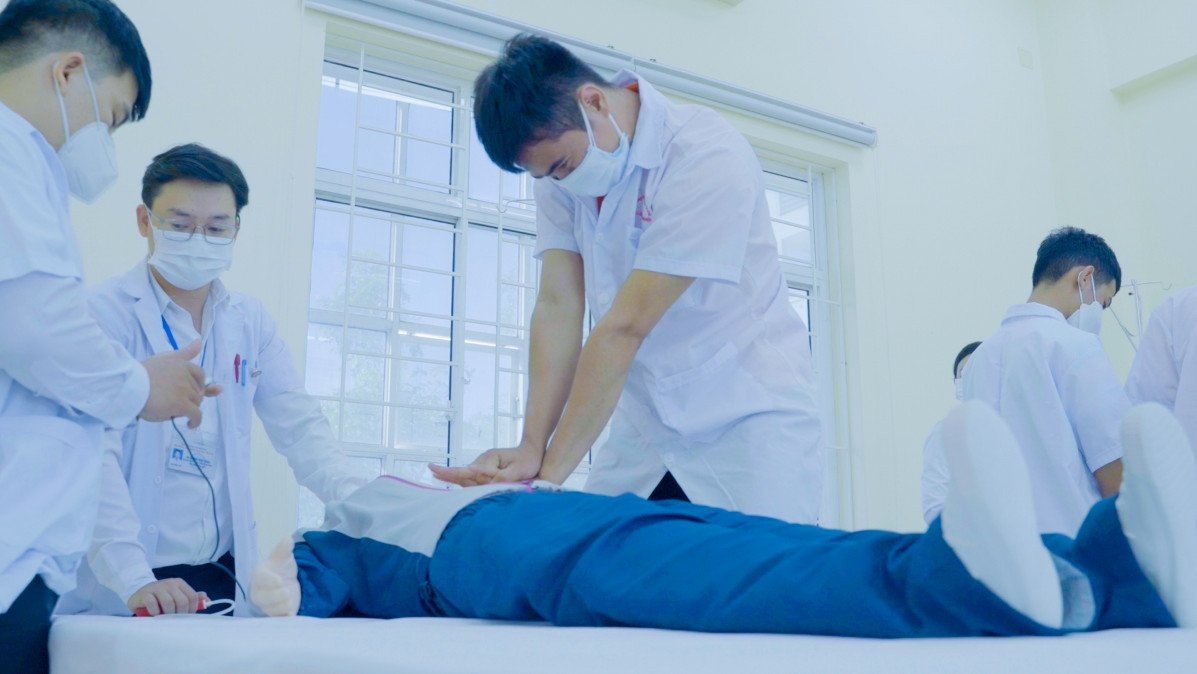 Sinh viên ngành Điều dưỡng Trường Đại học Quang Trung thực hành trên mô hình hiện đại. Ảnh: Bảo Hân