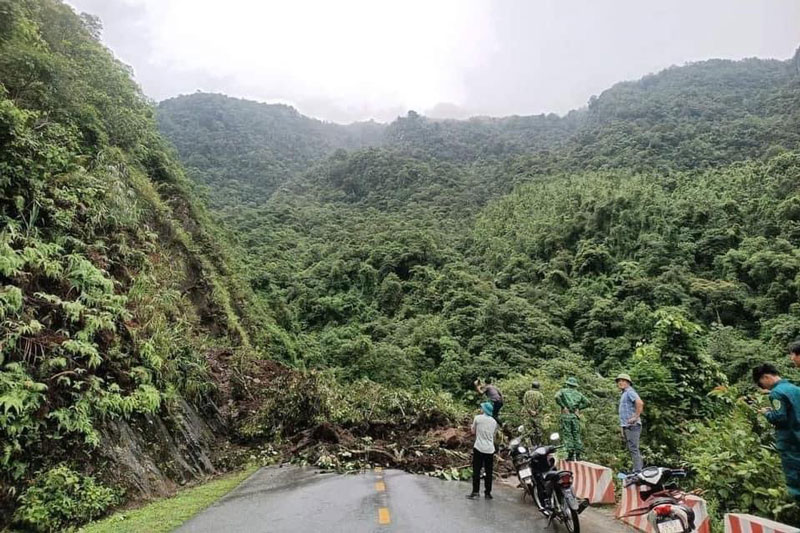 Lực lượng chức năng kiểm tra các điểm sạt lở tại huyện Bát Xát, Lào Cai. Ảnh: Đơn vị cung cấp