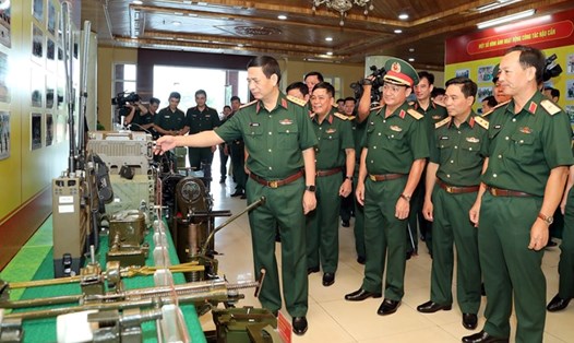 Đại tướng Phan Văn Giang - Ủy viên Bộ Chính trị, Phó Bí thư Quân ủy Trung ương, Bộ trưởng Bộ Quốc phòng - tham quan mô hình sáng kiến cải tiến kỹ thuật của Quân đoàn 4. Ảnh: Bộ Quốc phòng