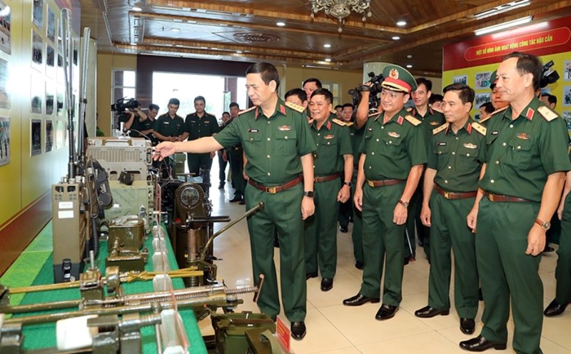 Đại tướng Phan Văn Giang - Ủy viên Bộ Chính trị, Phó Bí thư Quân ủy Trung ương, Bộ trưởng Bộ Quốc phòng - tham quan mô hình sáng kiến cải tiến kỹ thuật của Quân đoàn 4. Ảnh: Bộ Quốc phòng
