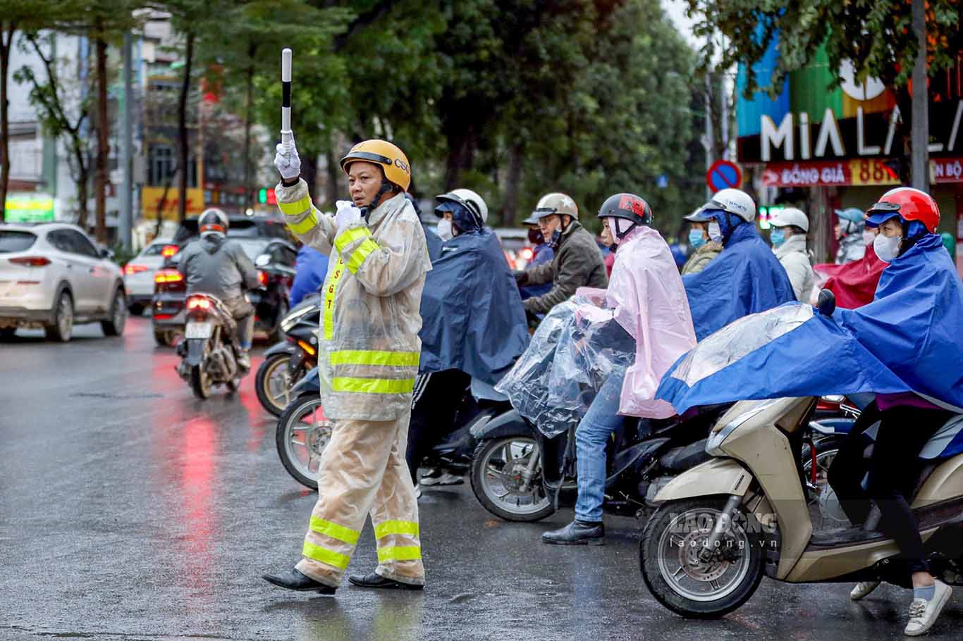 Cảnh sát giao thông chỉ huy giao thông trên đường. Ảnh minh họa: Tô Thế
