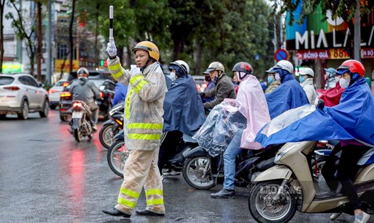 Cảnh sát giao thông chỉ huy giao thông trên đường. Ảnh minh họa: Tô Thế