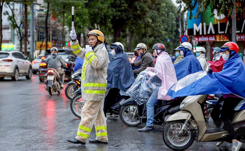 Cảnh sát giao thông chỉ huy giao thông trên đường. Ảnh minh họa: Tô Thế