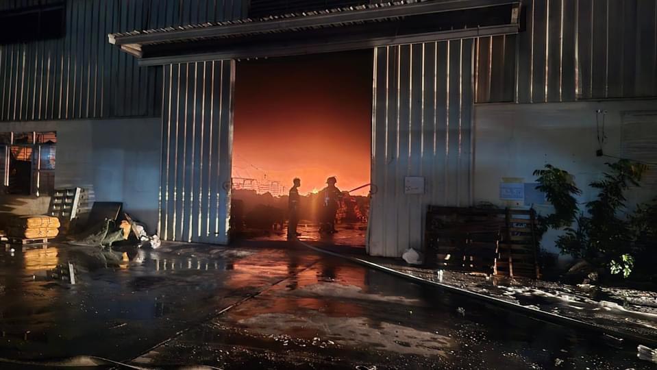 Fire scene of microplastic factory in Binh Phu Industrial Park, Mong Hoa commune, Hoa Binh city. Photo: Provided by police