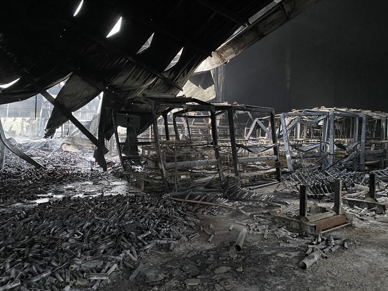 Đám cháy bùng phát ở Công ty TNHH Phúc Diễn (xã Mông Hóa, TP Hòa Bình), doanh nghiệp này thuê lại hạ tầng của Công ty TNHH PNP - đơn vị bị đình chỉ hoạt động do vi phạm PCCC. Ảnh: Công an cung cấp
