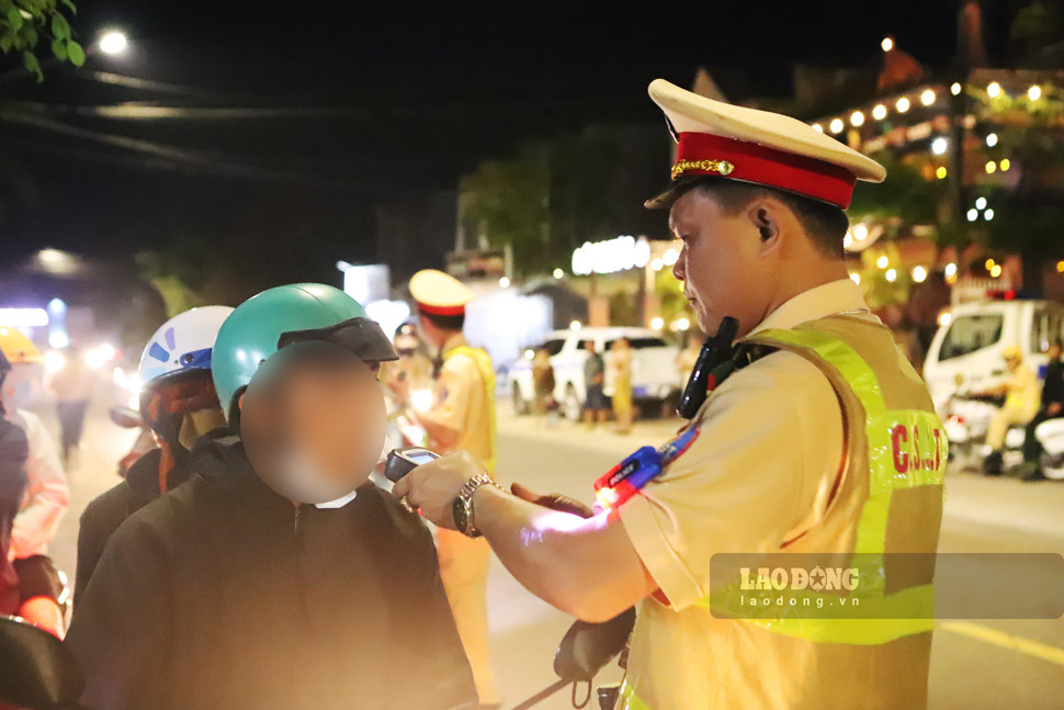 CSGT Bình Định kiểm tra nồng độ cồn đối với các phương tiện tham gia giao thông trên tuyến QL19. Ảnh: Hoài Luân