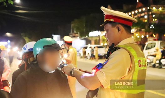 CSGT Bình Định kiểm tra nồng độ cồn đối với các phương tiện tham gia giao thông trên tuyến QL19. Ảnh: Hoài Luân