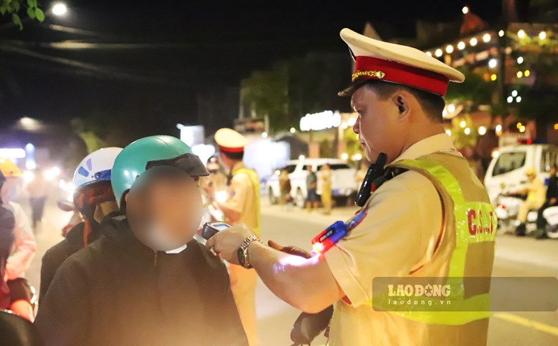 CSGT Bình Định kiểm tra nồng độ cồn đối với các phương tiện tham gia giao thông trên tuyến QL19. Ảnh: Hoài Luân