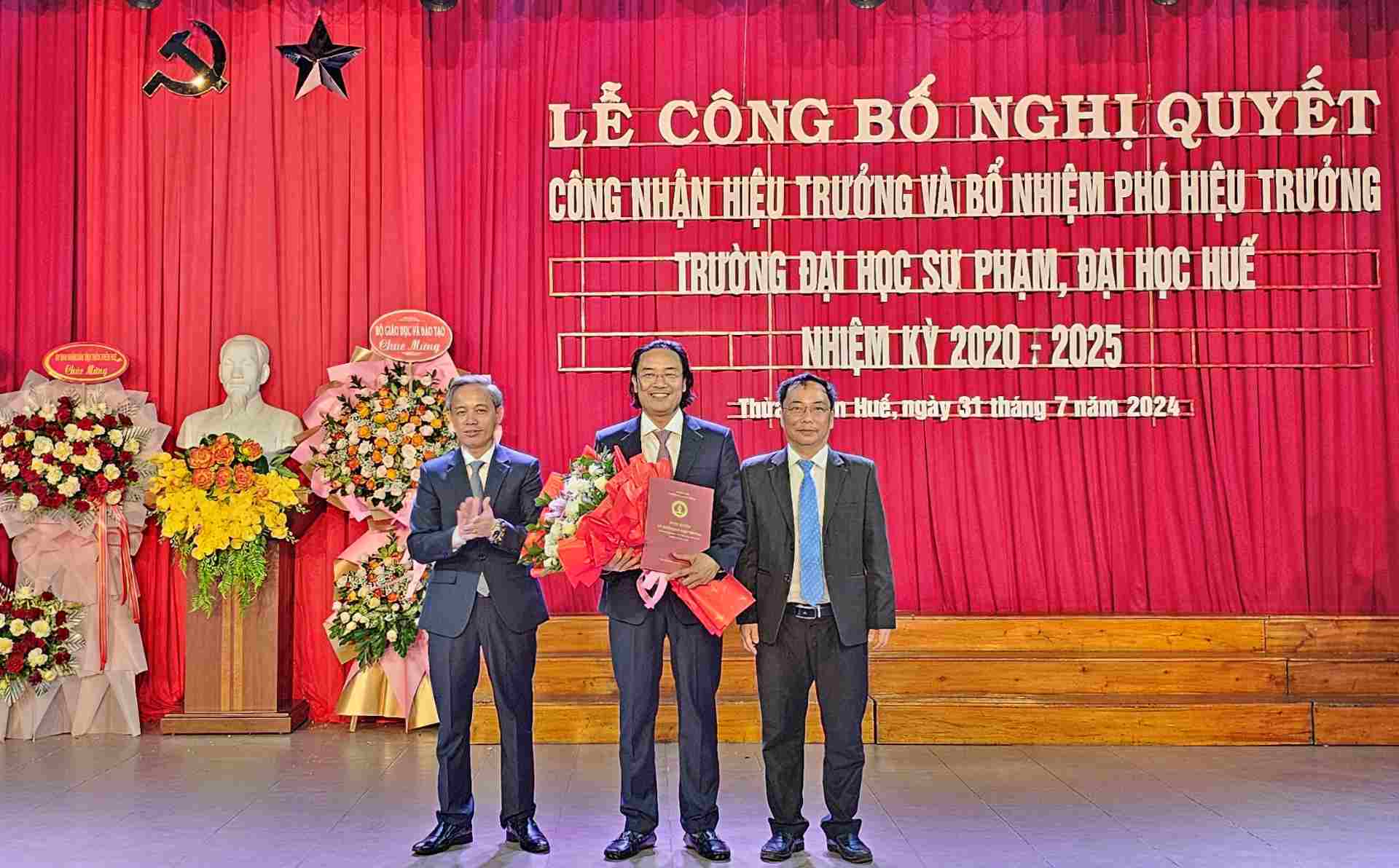 Lãnh đạo Trường Đại học Sư phạm, Đại học Huế tặng hoa chúc mừng TS. Nguyễn Thanh Hùng, được bổ nhiệm giữ chức phó hiệu trưởng nhà trường. Ảnh: Phúc Đạt.