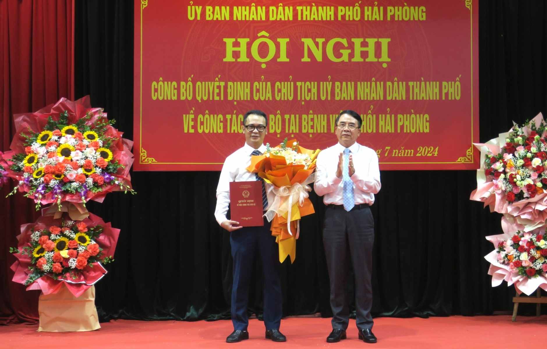 Phó Chủ tịch UBND TP.Hải Phòng trao quyết định bổ nhiệm lãnh đạo Bệnh viện Phổi Hải Phòng. Ảnh: Cổng TTĐT Hải Phòng