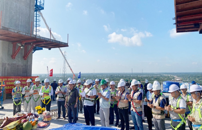 Deputy Secretary of the Provincial Party Committee, Chairman of Ben Tre Provincial People's Committee Tran Ngoc Tam attended and encouraged the construction unit to carry out the first stay cable tensioning at the Rach Mieu 2 bridge project.