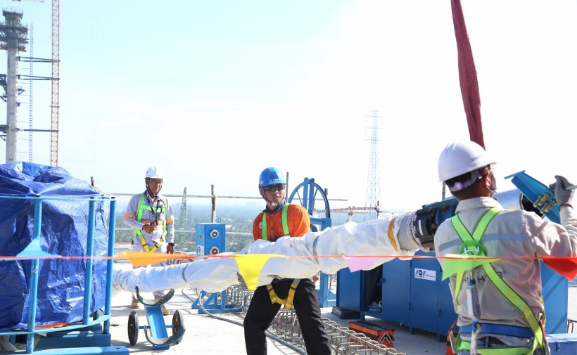 On the morning of July 31, at the construction site of the Rach Mieu 2 bridge project, construction workers coordinated to put cables up to pillar P20 under package XL02 of the Rach Mieu 2 bridge project.