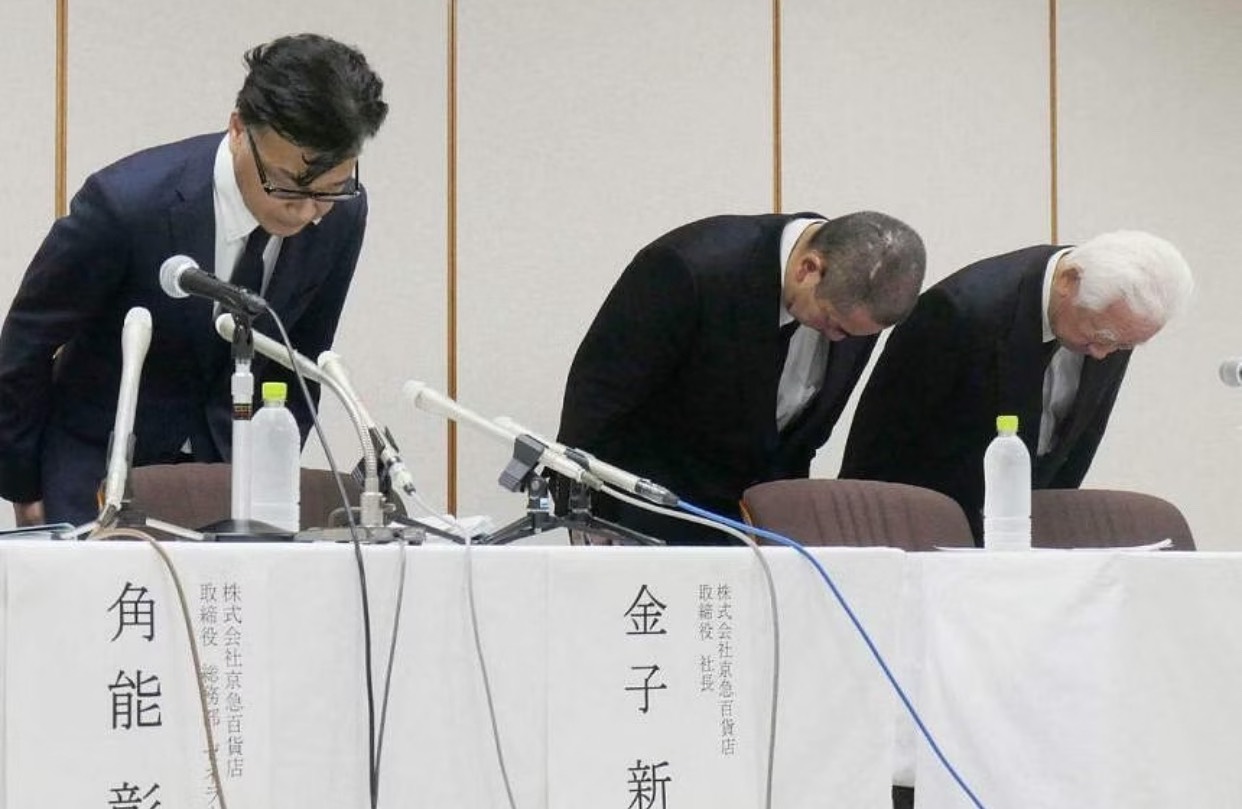 A representative of the Isesada restaurant chain apologized at a press conference in Yokohama on July 29. PHOTO: AFP