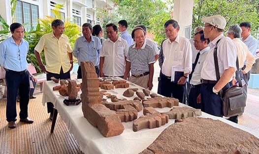 Hiện vật đá, đất nung mới phát hiện từ phế tích Đại Hữu, Bình Định. Ảnh: Xuân Nhàn.