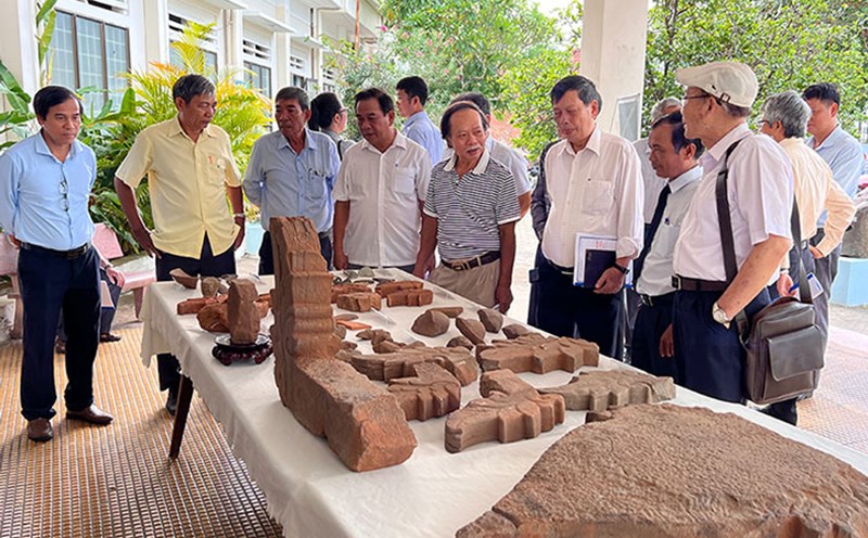 Hiện vật đá, đất nung mới phát hiện từ phế tích Đại Hữu, Bình Định. Ảnh: Xuân Nhàn.