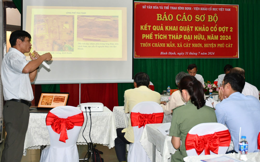 TS Phạm Văn Triệu, chủ trì đợt khai quật, trình bày báo cáo ban đầu. Ảnh: Xuân Nhàn.