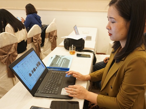 Người dân tham gia sàn thương mại điện tử sẽ tiếp cận được lượng khách hàng lớn. Ảnh: Thanh Tuấn 