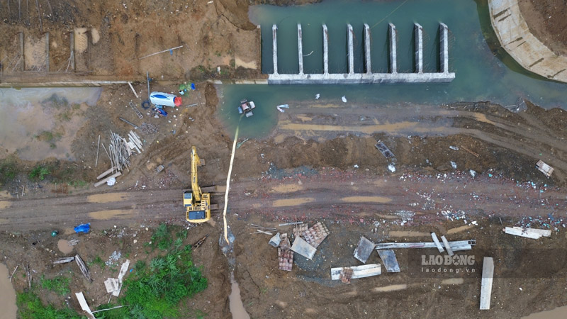 According to observations, many concrete items and pillars of the embankment have been completed, and a large amount of iron and steel has been prepared for the next stages. Drainage items have been cast and are ready to be installed.